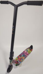 Трюковый самокат Ricos Blaze JL-301P (черный/граффити фиолетовый) Трюковый самокат Ricos Blaze JL-301P (черный/граффити фиолетовый)