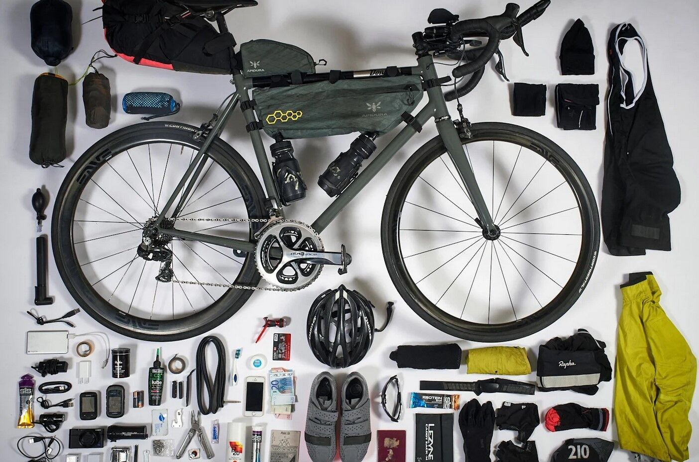 Едем в поход на велосипеде: какое снаряжение взять в дорогу?