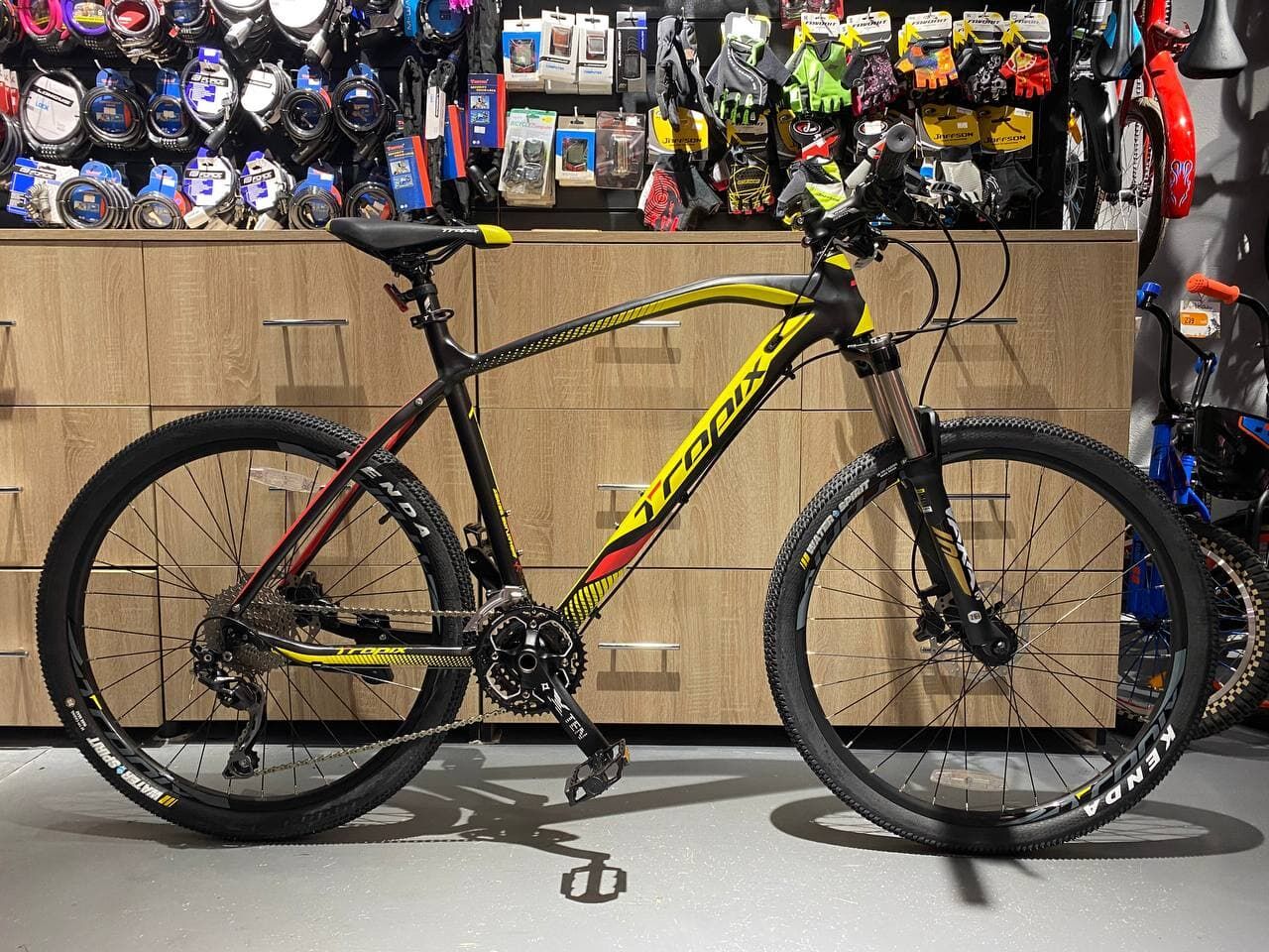 Велосипед Tropix Martinez 26 (черный/желтый, 2021)